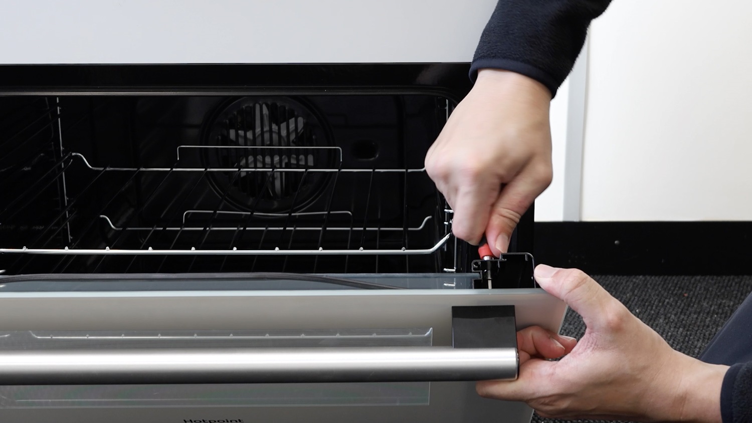 How to Replace an Oven Door Handle Hotpoint